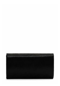 Clutch nera con finitura texture, forma rettangolare e design slim. Dotata di chiusura a pattina senza hardware o accenti visibili.
