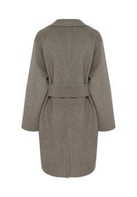 Abrigo largo con cinturón en una suave mezcla de lana de color gris claro. Presenta un cuello con muescas, mangas holgadas y una silueta recta con un diseño minimalista.