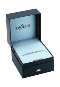 Schwarze, strukturierte Schmuckschatulle mit blauem Innenraum, die ein silbernes Armband mit einem zarten Design enthält, das auf einem weichen Kissen gesichert ist.