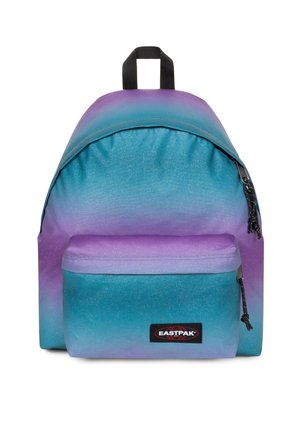 Sac à dos avec poche avant en tissu dégradé bleu et violet, avec tirettes de fermeture éclair noires et une boucle de poignée noire en haut.