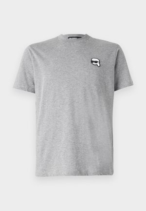 Tricou gri cu mânecă scurtă, confecționat din bumbac, având un guler rotund și un mic detaliu grafic alb-negru pe partea stângă a pieptului.
