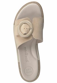 Beige mockainsandal med en bred rem med en cirkulär detalj, stickade detaljer och präglad text "super soft" på innersulan.