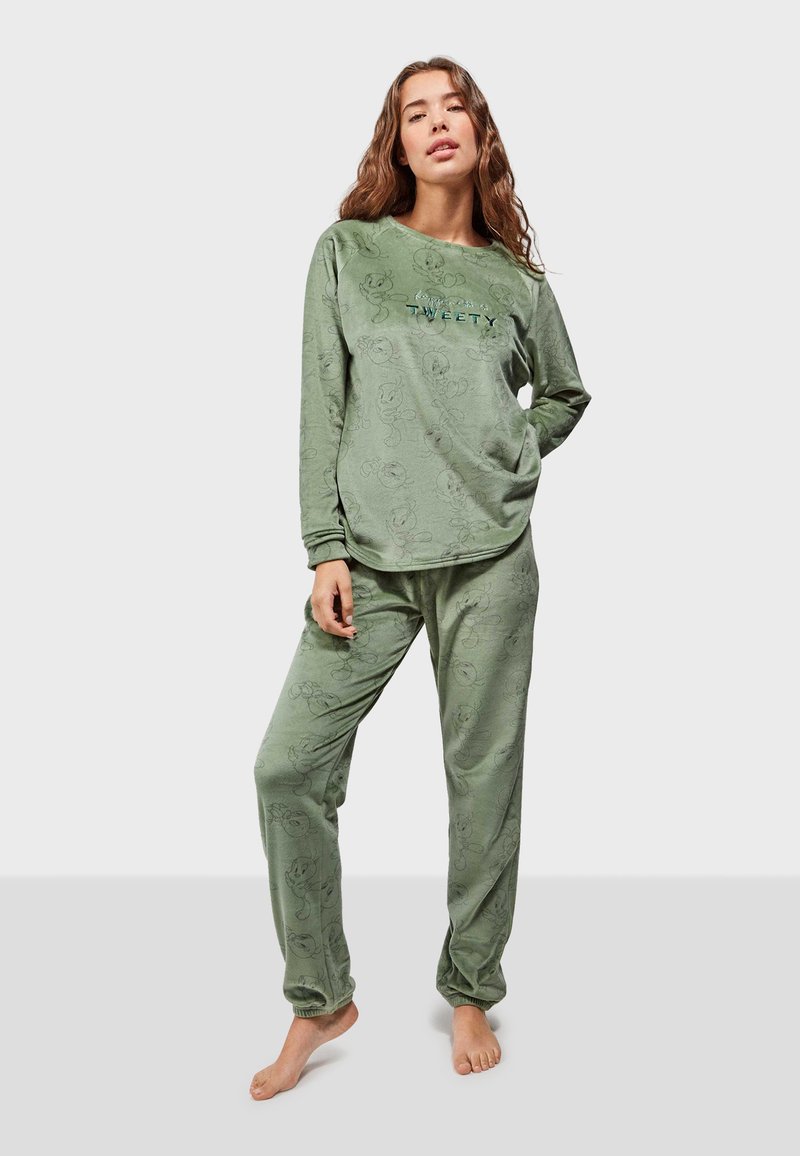 Ensemble de pyjama vert comprenant un haut à manches longues avec un design texturé et un imprimé "Tweety", complété par un pantalon fuselé avec des poignets élastiques.