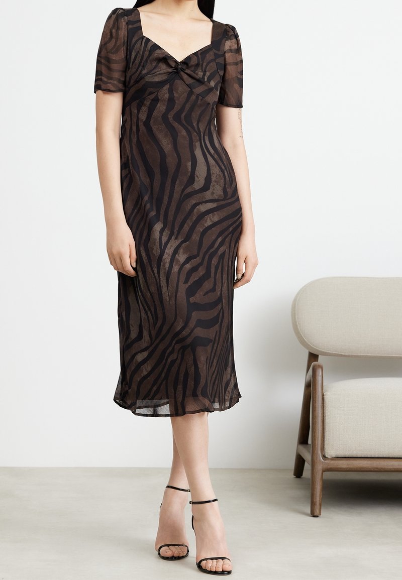 dkny cocktail dresses Night Out for Women Soft feminine details elevate this Dkny pull DKNY Gold Metallic Cocktail Dress