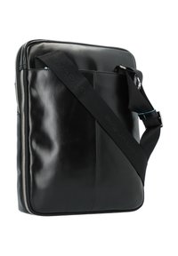 Czarna skórzana torba na laptopa o gładkiej fakturze, zapięciem na zamek i regulowanym paskiem z logo. Prostokątny kształt z minimalnymi akcentami.