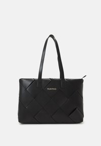 Svart läder tote-väska med vävt mönster, två axelremmar och en guldfärgad logga på framsidan. Väskan har en rektangulär form och dragkedjestängning.