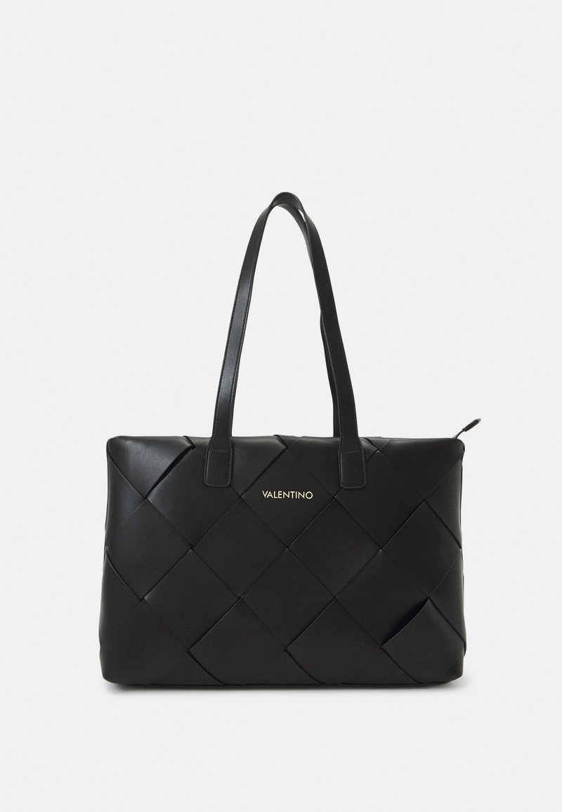 Svart läder tote-väska med vävt mönster, två axelremmar och en guldfärgad logga på framsidan. Väskan har en rektangulär form och dragkedjestängning.