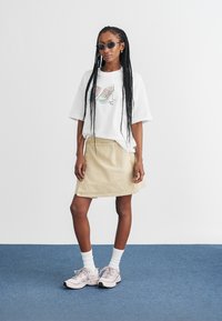 New Balance APRES RUN SHOE - Marškinėliai su spaudiniu - white