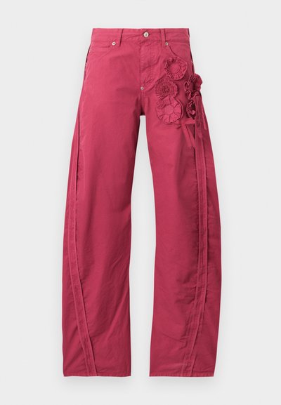 Ροζ παντελόνι βατόμουρο με φαρδιά πόδια, μπροστινό κουμπί, τσέπες και τρία υφασμάτινα λουλούδια με κορδέλες στο δεξί μπούτι.