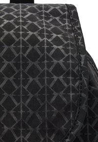 Svart ryggsäck med ett geometriskt diamantmönster, tillverkad av texturerad tyg med en slät yta och förstärkta kanter.