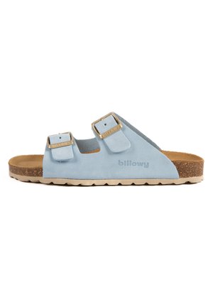 Sandale en daim bleu clair avec deux brides réglables, boucles en ton or et une semelle intérieure en liège confortable. Semelle extérieure en caoutchouc robuste pour une bonne adhérence.