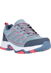 Harmaa urheilujalkine, jossa on verkkokangas ja synteettinen päällinen, punaiset yksityiskohdat, teksturoitu pohja, kontrastoiva valkoinen välipohja ja harmaat nauhat.