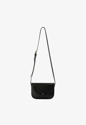 Bolso bandolera de cuero negro con correa ajustable y ribete trenzado en la solapa redondeada, pequeño detalle de cierre dorado.