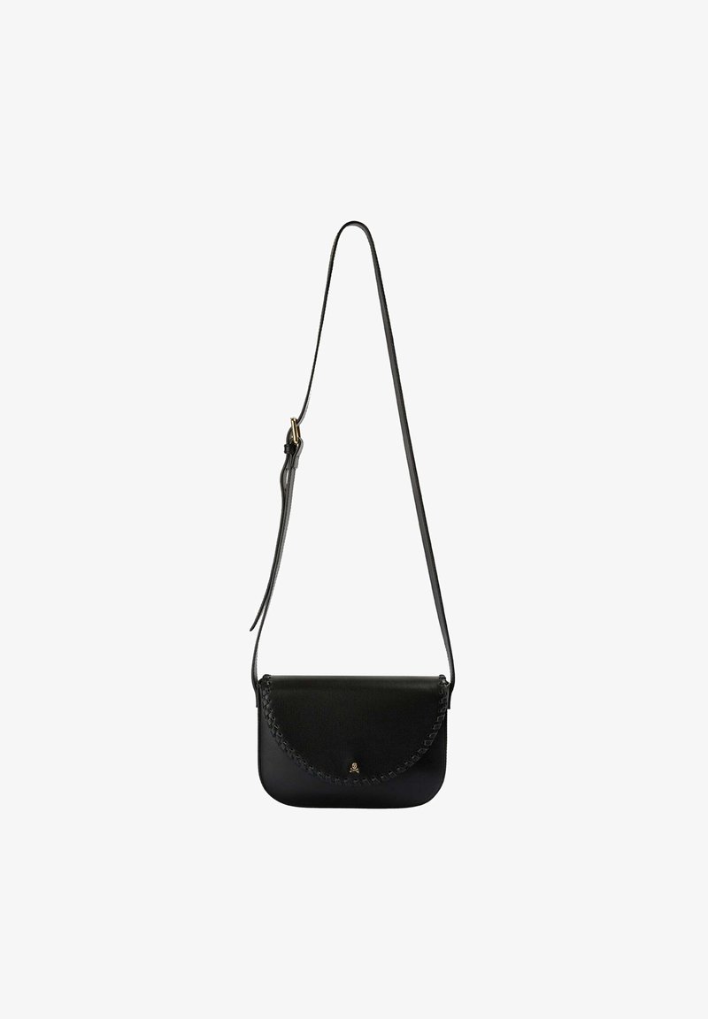 Sac bandoulière en cuir noir avec sangle ajustable et bordure tressée sur le rabat arrondi, petit détail de fermoir doré.