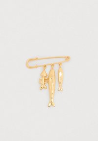 Καρφίτσα σε χρυσαφί τόνο με σχέδιο ασφαλείας. Διαθέτει τρεις κρεμαστές γοητείες με θαλασσινή θεματολογία: ένα καλαμάρι και δύο ψάρια, όλα γυαλισμένα με λαμπερό φινίρισμα.