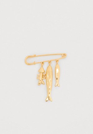 Καρφίτσα σε χρυσαφί τόνο με σχέδιο ασφαλείας. Διαθέτει τρεις κρεμαστές γοητείες με θαλασσινή θεματολογία: ένα καλαμάρι και δύο ψάρια, όλα γυαλισμένα με λαμπερό φινίρισμα.