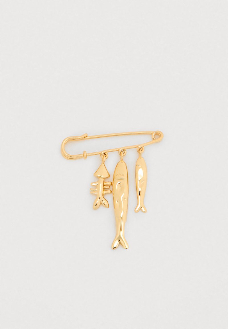 Καρφίτσα σε χρυσαφί τόνο με σχέδιο ασφαλείας. Διαθέτει τρεις κρεμαστές γοητείες με θαλασσινή θεματολογία: ένα καλαμάρι και δύο ψάρια, όλα γυαλισμένα με λαμπερό φινίρισμα.