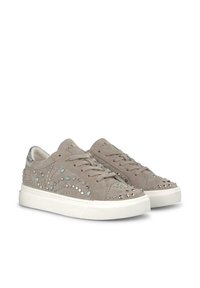 Zapatillas de ante beige con tachuelas decorativas y acentos en azul claro, punta redonda y suela de goma blanca. Diseño clásico con cordones.