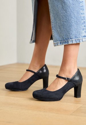 Czółenka na platformie