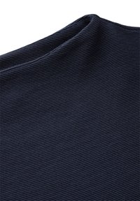 Marinblå ribbad tyg med en mjuk textur, med en smal fåll och en lätt stretch, lämplig för olika typer av plagg.