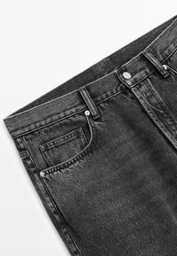 Czarne jeansy dżinsowe o prostym kroju, wyposażone w zapięcie na guzik i zamek błyskawiczny, pięć kieszeni oraz teksturowane wykończenie tkaniny.