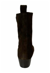 Botín de ante marrón con forma cónica, acabado texturizado y un tacón corto y grueso. Cuenta con una pestaña en la parte posterior para facilitar el calzado.