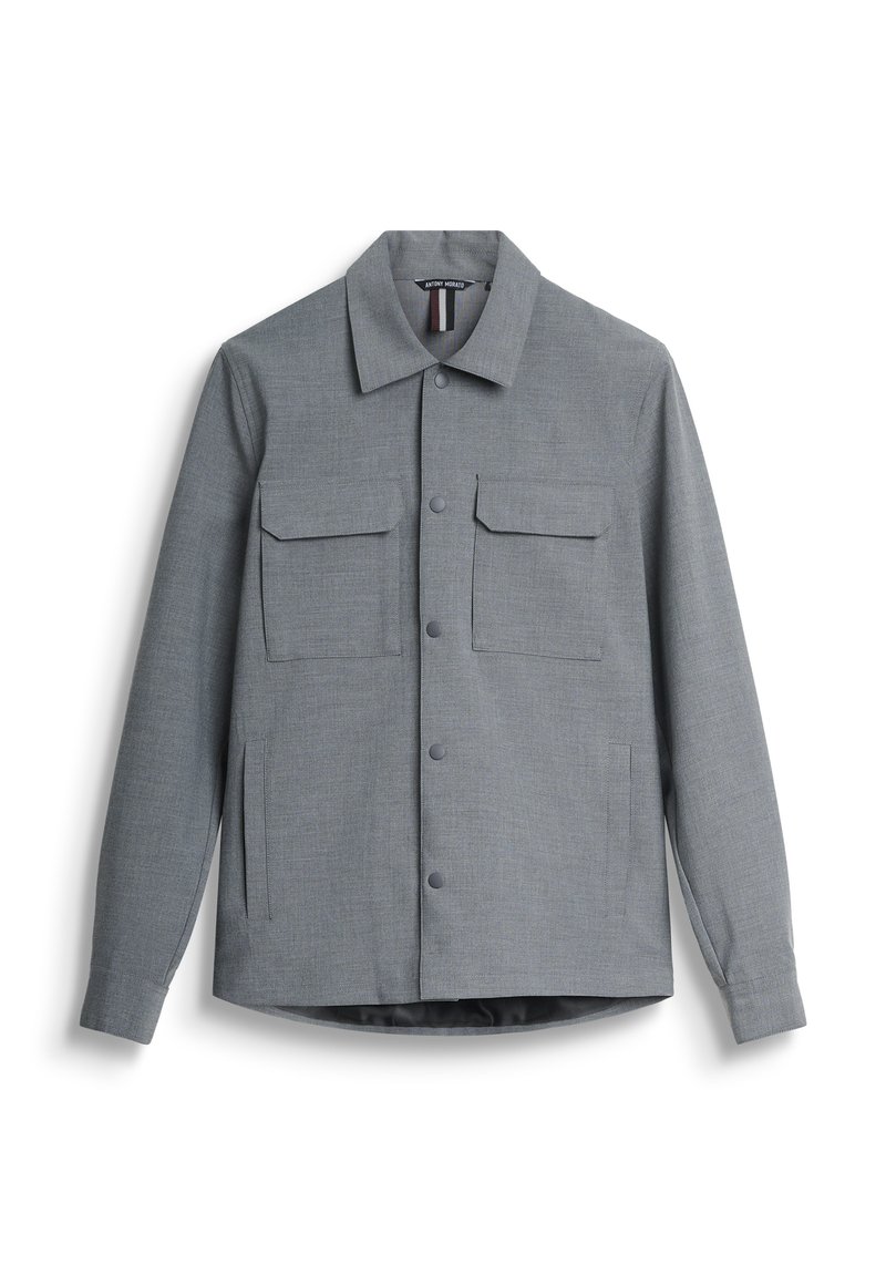 Grijze button-up jas met twee borstzakken, zijslitsen en een kraaghalslijn. Glad textuur in een uniform geweven patroon.