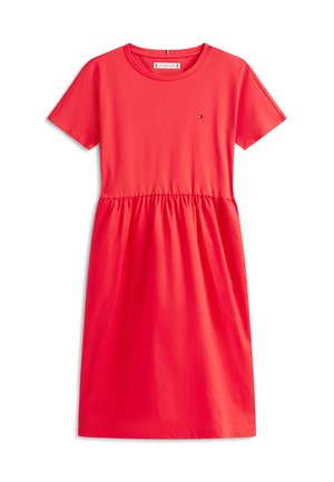 Robe décontractée rouge à manches courtes avec taille froncée et petit logo sur le côté gauche de la poitrine, col rond, longueur au genou.