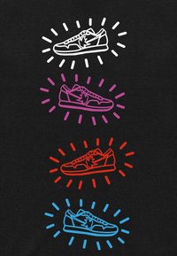 Grafik med fire sneakers designs i hvid, rosa, rød og blå konturer på en sort baggrund, hver omgivet af stråler.