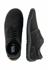 Schwarze Freizeitschuhe aus Wildleder mit einer strukturierten Gummisohle. Sie verfügen über runde Schnürsenkel, eine gepolsterte Innensohle und ein Zickzackmuster auf der Laufsohle.
