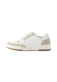 Hvid og beige sneakers med teksturerede læderpaneler, kontrastfulde ruskindsdetaljer, rund tå og gummisål. Snørelukning med syningsdetaljer.