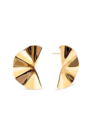 Orecchini in tono oro con un design astratto e ondulato. Ogni pezzo presenta una superficie lucida con riflessi di luce variabili e curve.