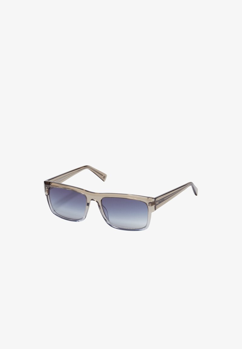 Okulary przeciwsłoneczne o prostokątnym kształcie, z półprzezroczystymi, jasnoszarymi oprawkami i gradientowymi niebieskimi szkłami. Posiadają smukłe, cienkie zauszniki z delikatnymi detalami.