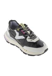 Sneaker bianco e nero con un design a strati, pelle testurizzata, dettagli riflettenti e lacci colorati. Suola ammortizzata e forma unica.