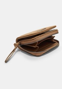 Portafoglio in pelle marrone con più scomparti, chiusura a zip, superficie liscia e tracolla per un facile trasporto.