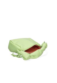 Borsa in finta pelle verde con un design morbido e voluminoso. Presenta una chiusura con zip e un interno arancione. Decorata con dettagli a fiocco annodato.