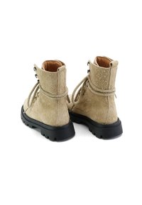 Botines de ante beige con un acabado texturizado, suela de goma negra y cordones redondos a través de ojetes en tono plateado, que cuentan con un interior acolchado.