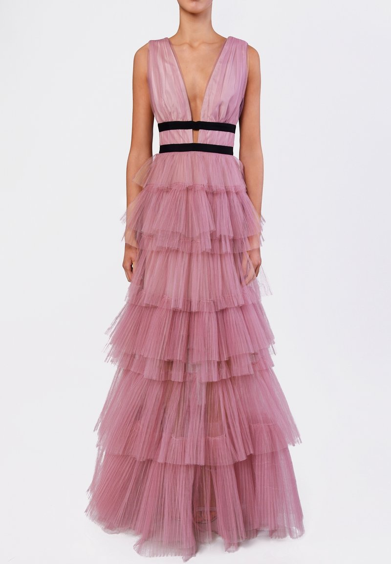 Robe en tulle mauve sans manches avec un décolleté en V profond, ceinture noire et plusieurs couches de volants superposées jusqu'au sol.