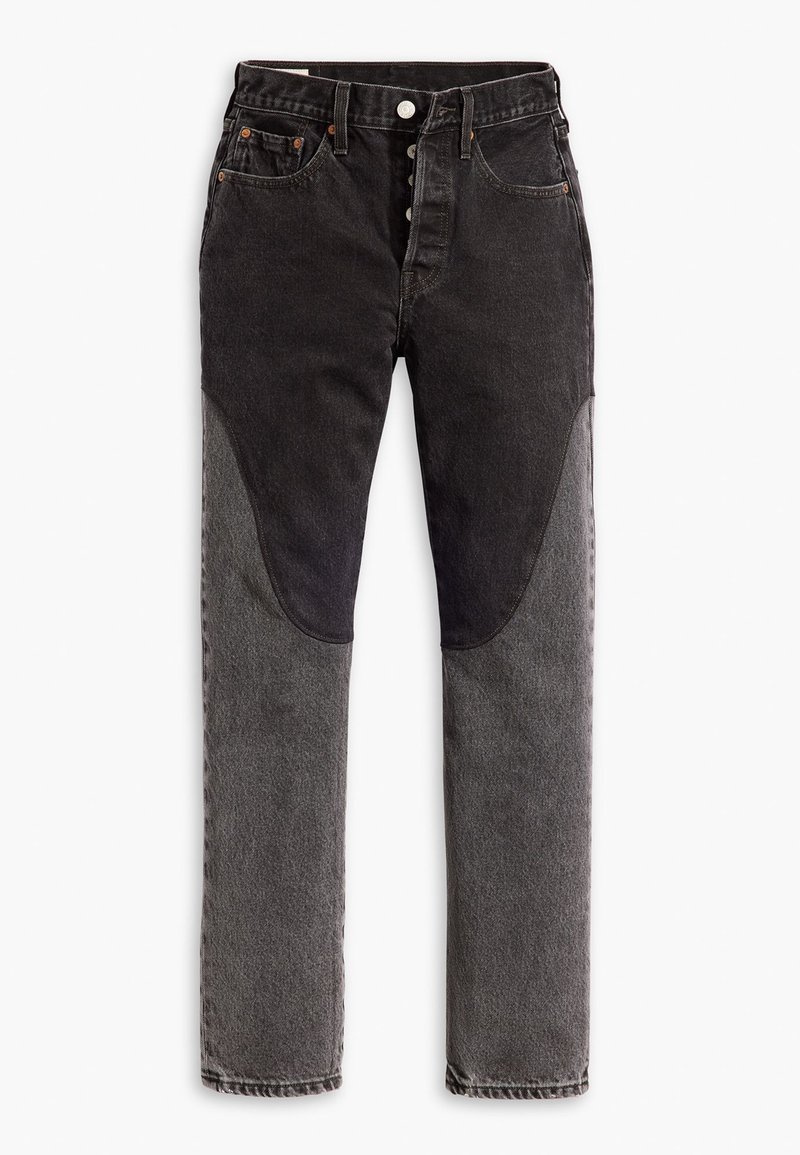 Jeans de mezclilla negra con una cintura alta, que presentan parches en gris oscuro en las rodillas, cinco bolsillos y cierre de botón.