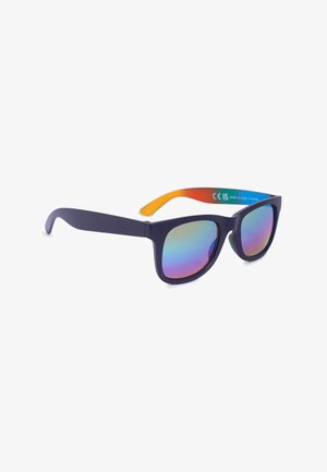 Ochelari de soare din plastic negru cu lentile reflectorizante care prezintă un degradé de culori. Brațele au un interior portocaliu strălucitor. Formă unghiulară, design modern.