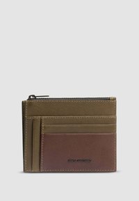 Leren portemonnee in groen en bruin met meerdere kaartvakjes en een ritscompartiment. Voorzien van stiksels en een logo in het zwart.