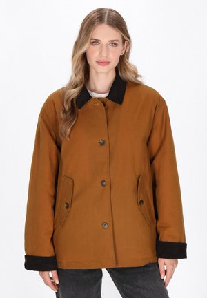 Bruine buitenjas met een zwarte corduroy kraag, knopen aan de voorkant en zijzakken. Het heeft een relaxte pasvorm en duurzame stof.
