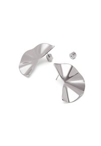 Boucles d'oreilles en métal argenté avec un design ondulé et texturé. Présentent une tige et un dos cylindrique. Surface lisse et réfléchissante.