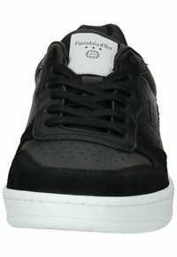 Sneaker nera in pelle e suede con dettagli perforati, lacci piatti, suola in gomma bianca e etichetta con logo sulla linguetta.