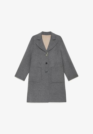 Manteau en laine gris avec un col cranté, trois boutons à l'avant, deux grandes poches et une doublure beige ; coupe droite avec une longueur mi-longue.