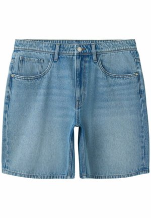 Világoskék farmer rövidnadrág elején gombbal, övbújtatókkal, két első zsebbel és egy kis aprópénztartó zsebbel, fehér háttéren elhelyezve.