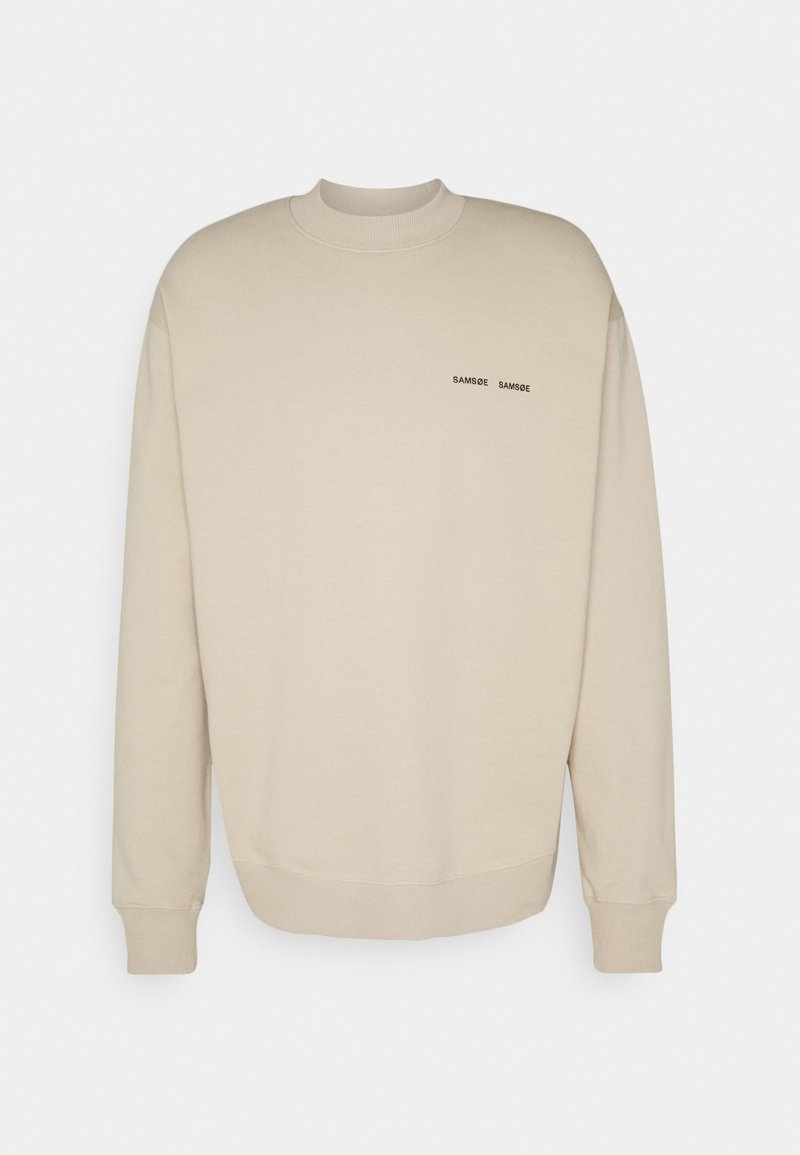 Beige sweatshirt met een ronde hals, lange mouwen en geribbelde boorden. Heeft twee zwarte "SAM SøE" logo's op de borst. Zachte stoftextuur.