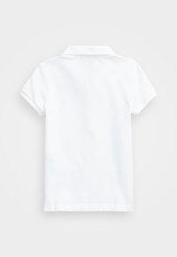 Biała koszulka polo z kołnierzykiem, krótkimi rękawami i klasycznym krojem. Wykonana z gładkiego, oddychającego materiału bez widocznych wzorów czy akcentów.