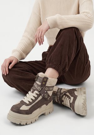 Buffalo ASPHA COM - Bottes de neige - brown beige