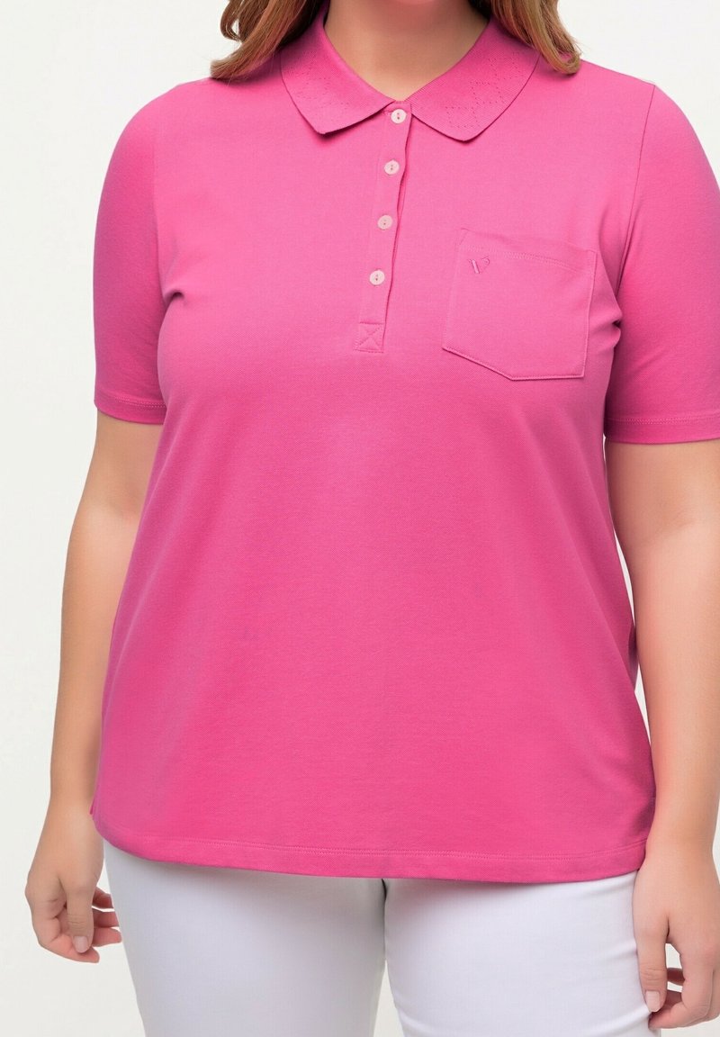 Polo rose à manches courtes avec col, patte de boutonnage à trois boutons et poche poitrine avant. Confectionné dans un tissu lisse et léger.